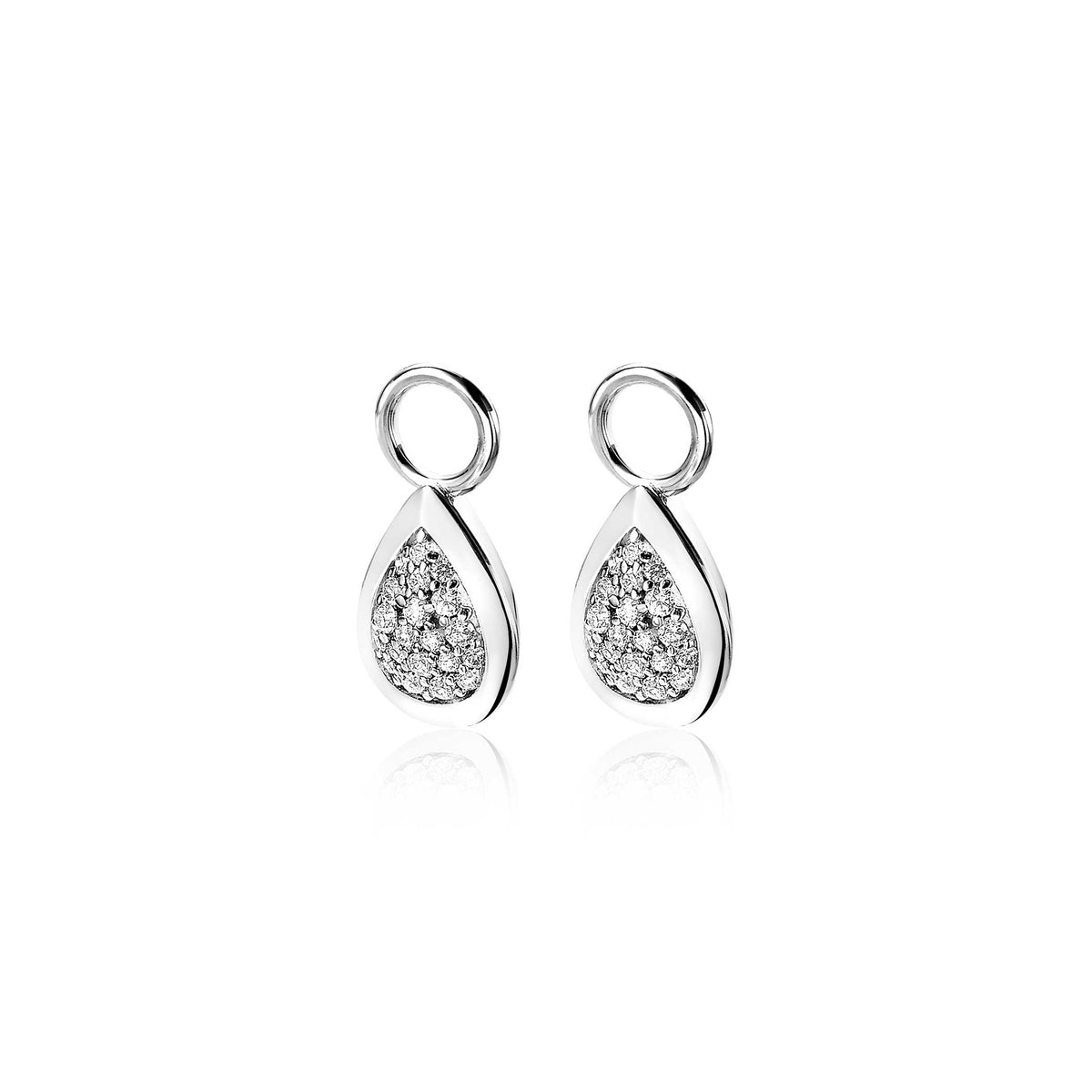 Boucles d'oreilles en argent avec un design en forme de goutte, ornées de pierres brillantes.