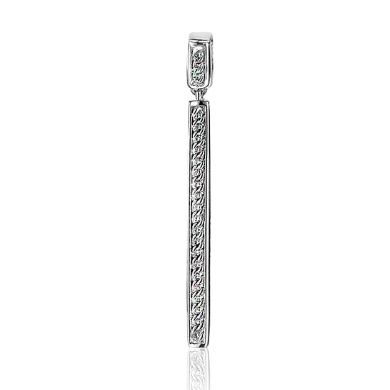 Pendentif en argent avec un design rectangulaire et des détails scintillants.