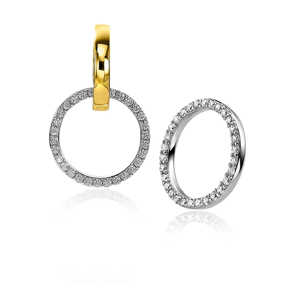 Boucles d'oreilles en argent avec un cercle orné de zirconiums et un fermoir doré.