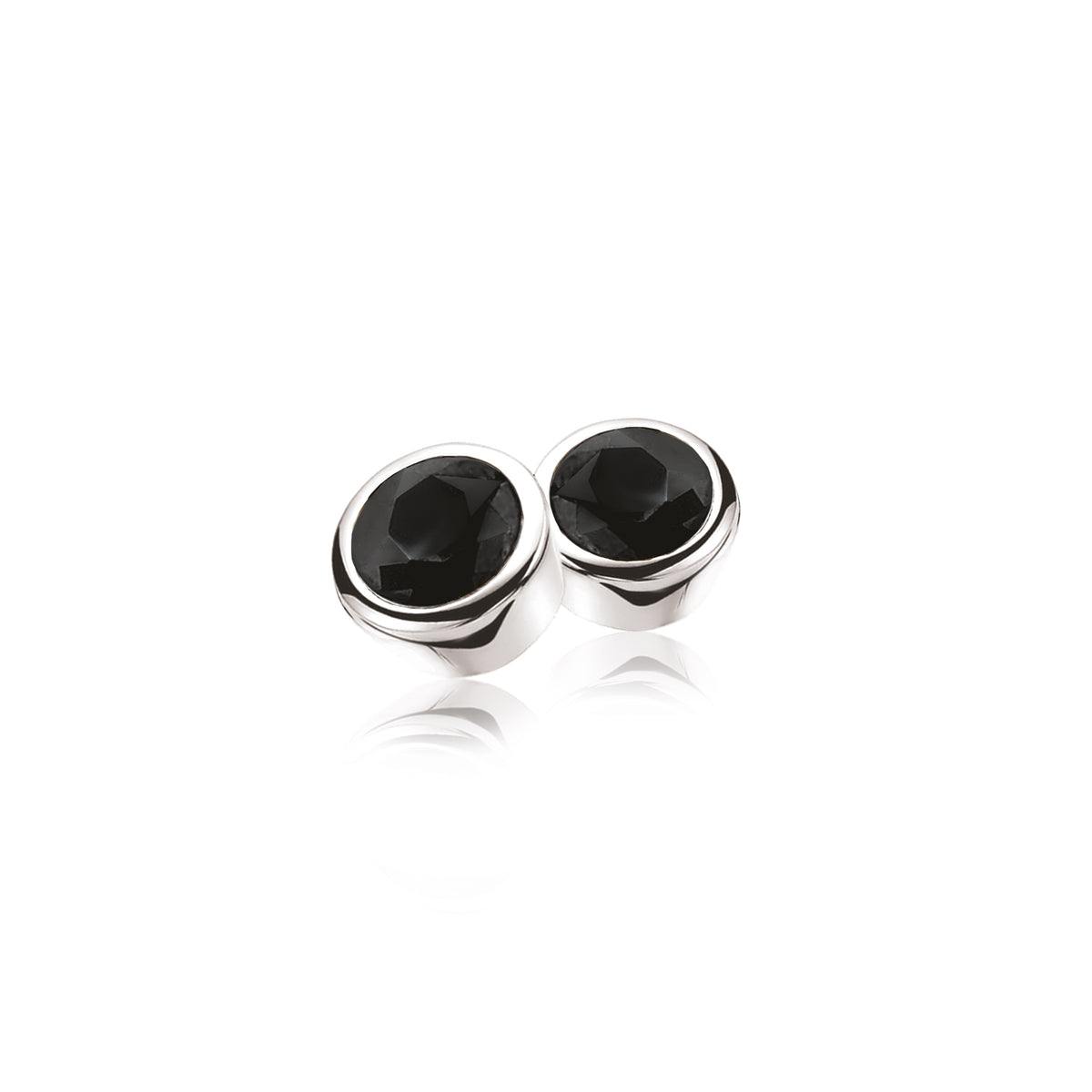 Boucles d'oreilles en argent avec pierres noires facettées.