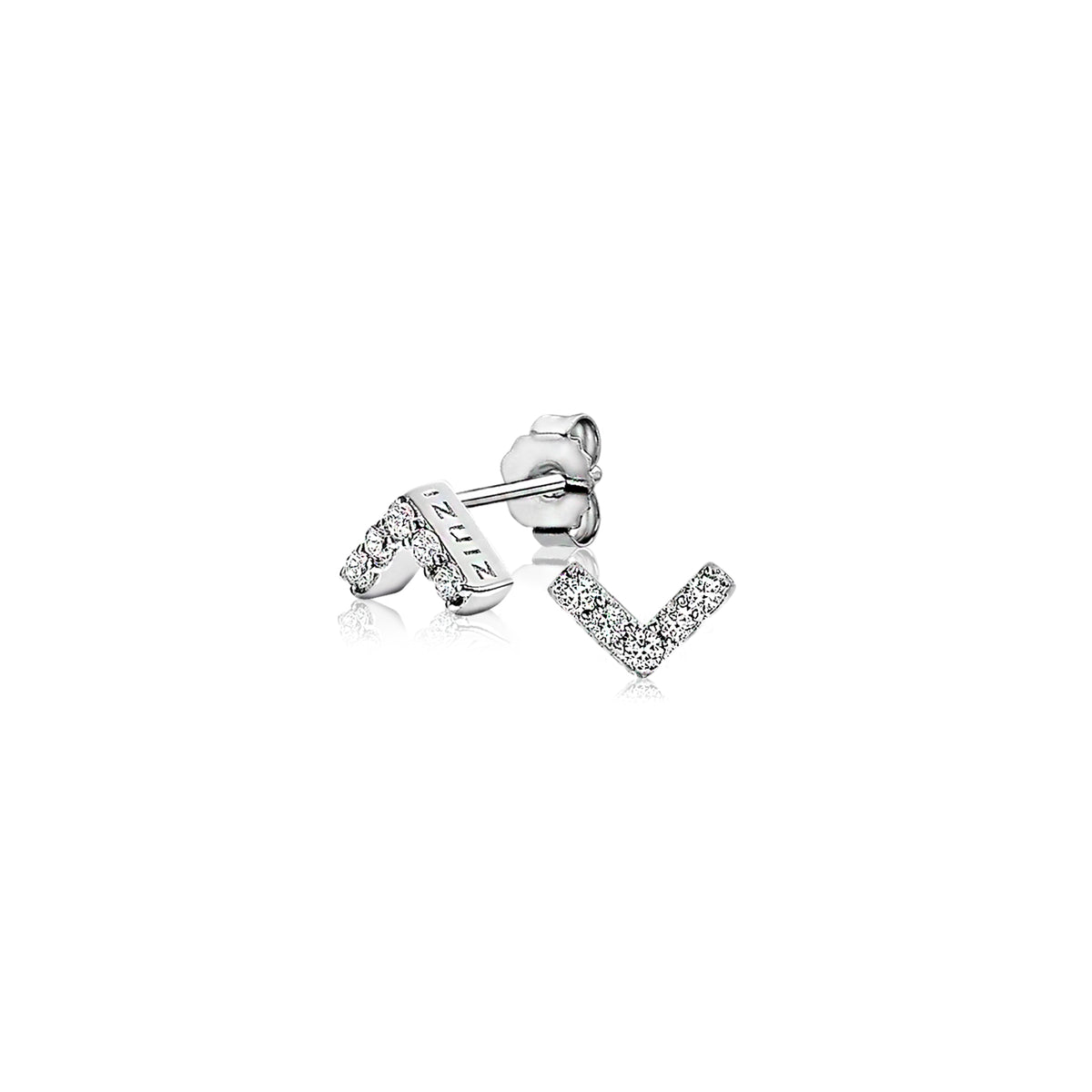 Boucles d'oreilles en argent avec un design en forme de V, ornées de pierres brillantes.