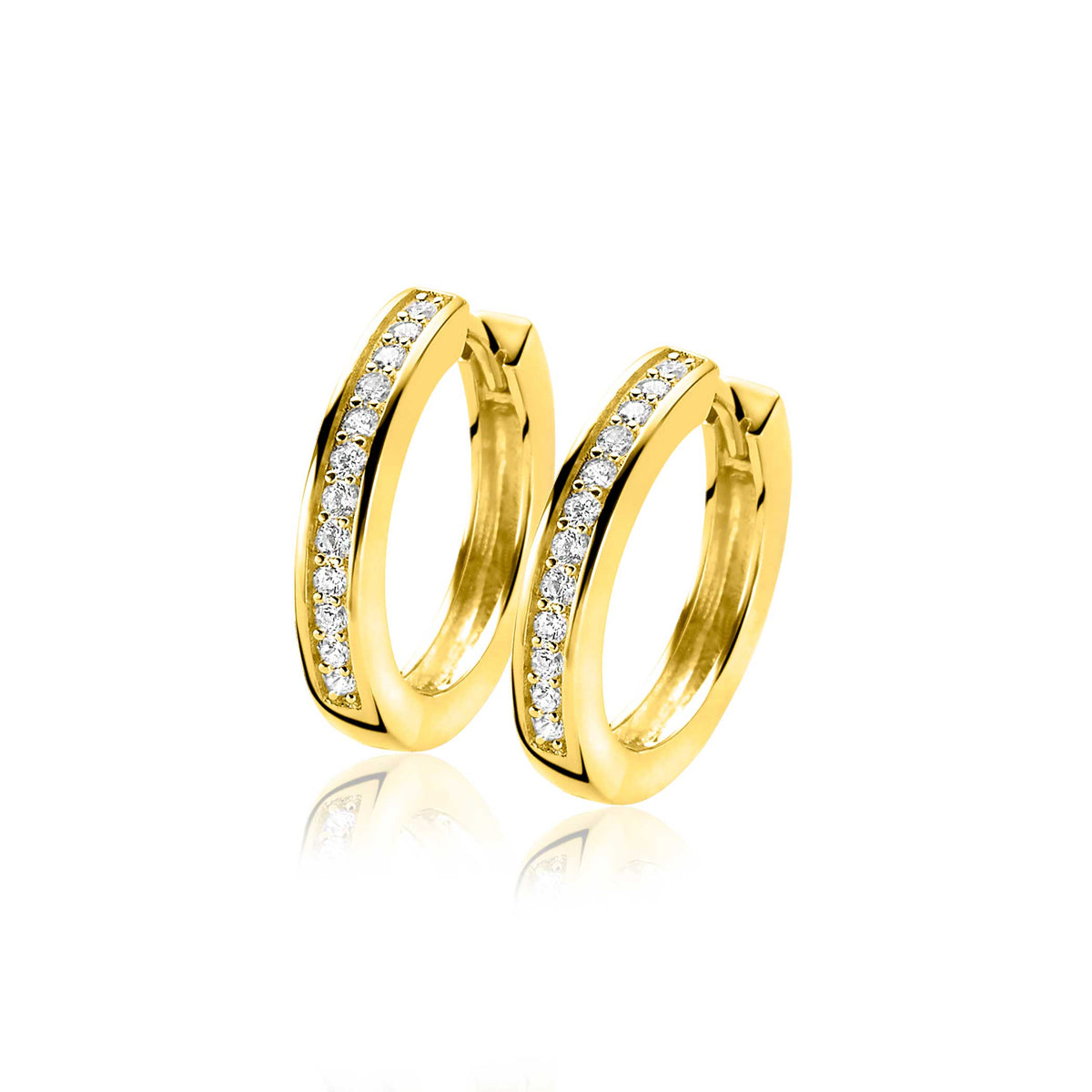 Boucles d'oreilles dorées avec des zircons brillants sur le devant.