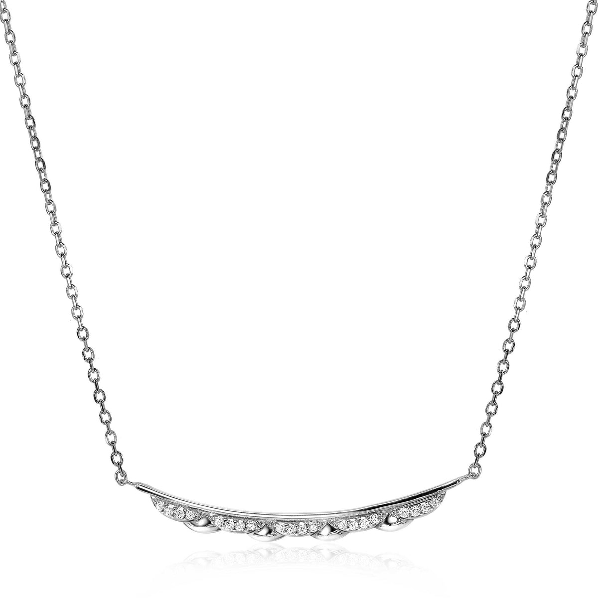 Collier en argent avec un pendentif courbé orné de petites pierres brillantes.