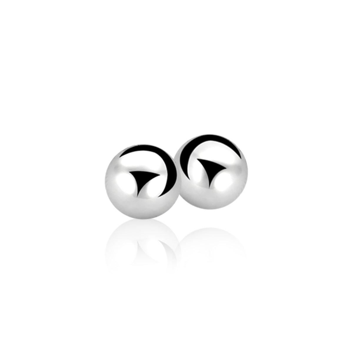 Boucles d'oreilles en argent, formées de deux sphères brillantes.