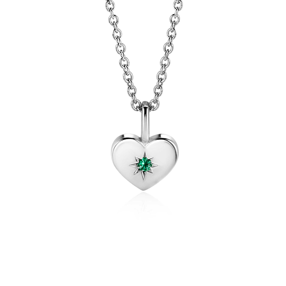 Pendentif en argent en forme de cœur avec une pierre verte au centre, suspendu à une chaîne.