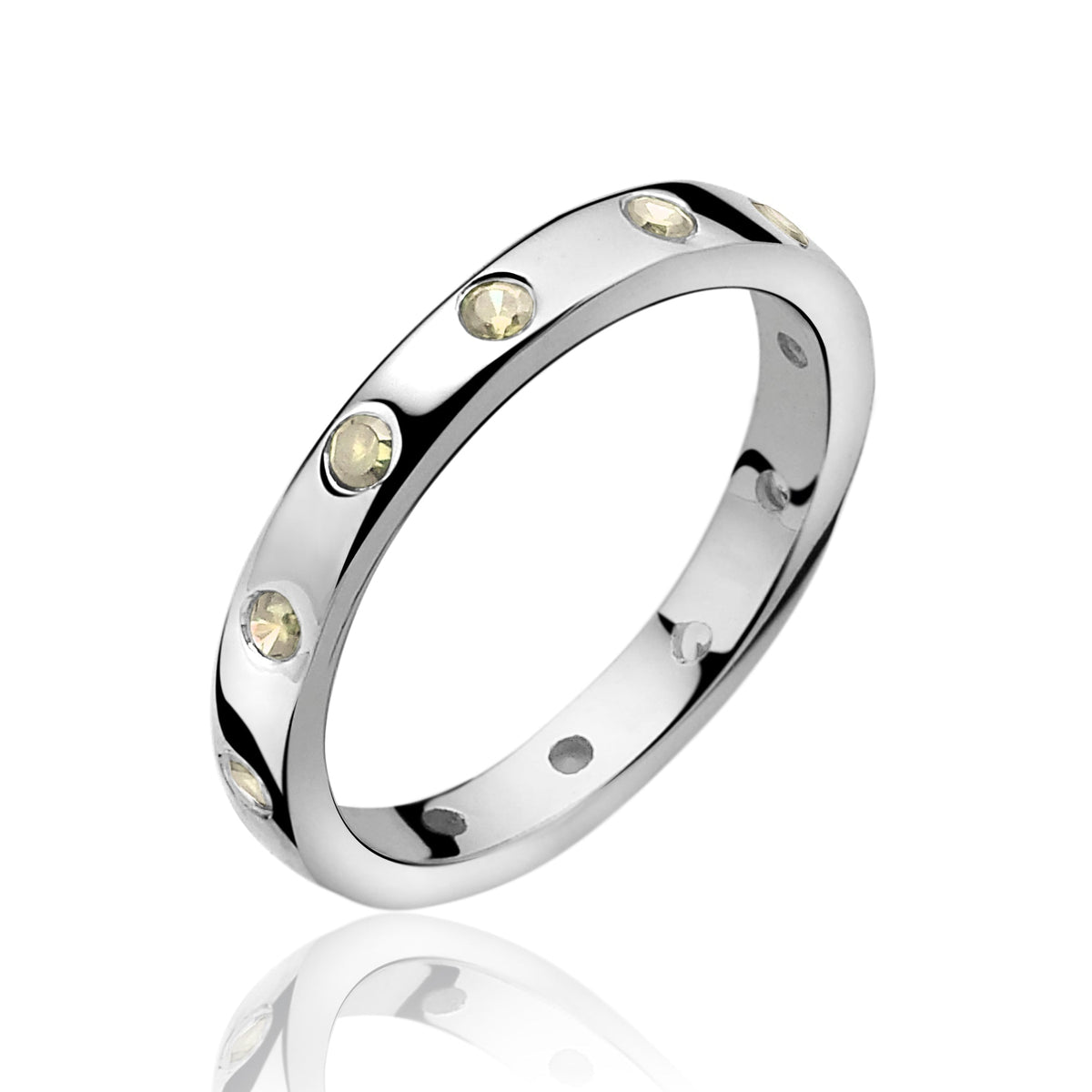 Bague en argent avec des zircons clairs, finition brillante et design lisse.