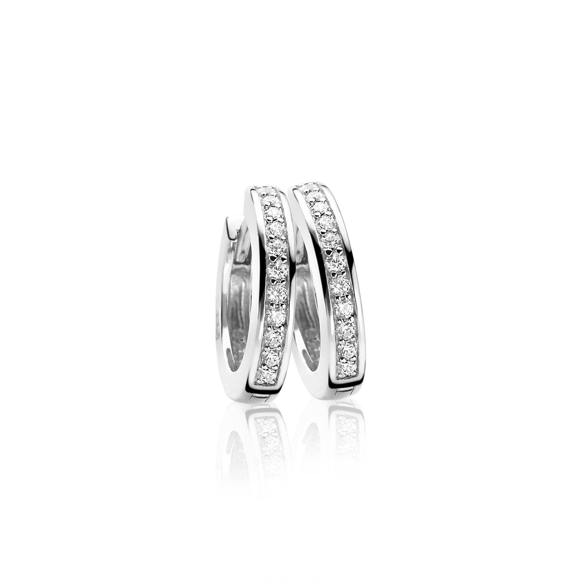 Boucles d'oreilles en argent avec des zircons, de forme arrondie et ornées de strass.