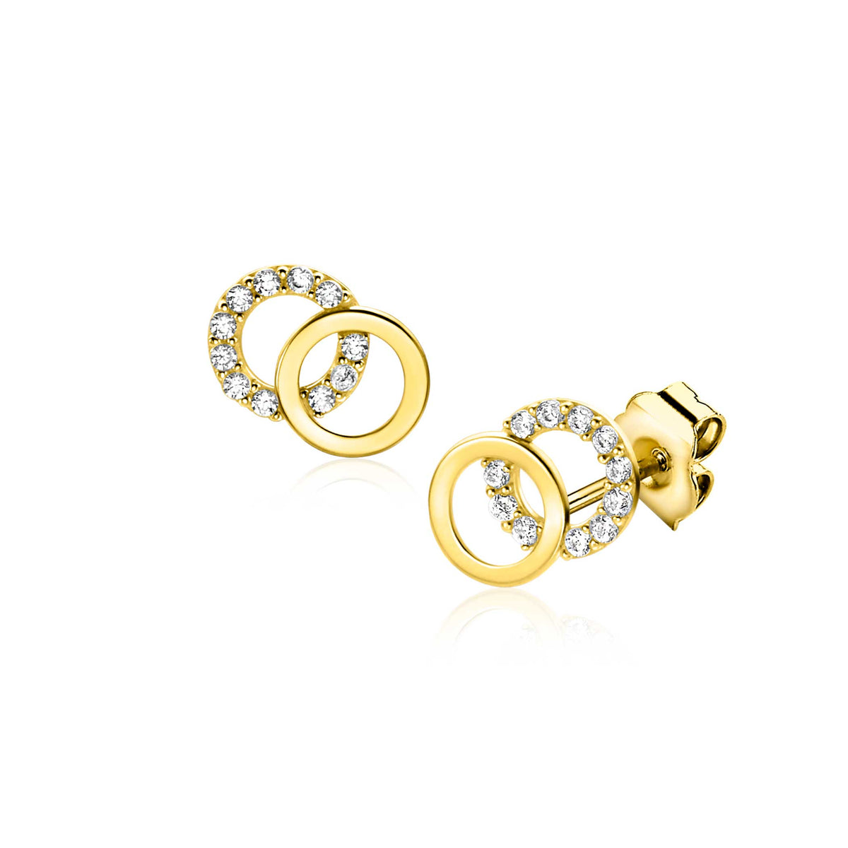 Boucles d'oreilles dorées avec deux cercles entrelacés ornés de cristaux.