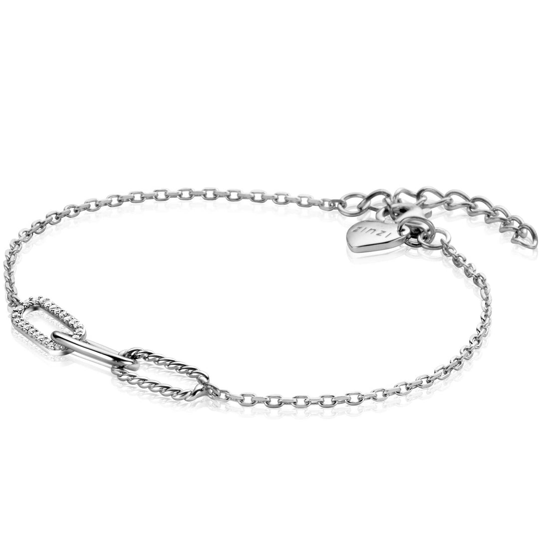 Zinzi Armband Zilver Zia2330 van Zinzi heeft twee aan elkaar gekoppelde ovale lussen met een verstelbare sluiting, een klein hartvormig hangertje bij de sluiting en paperclipschakelaars voor een moderne toets tegen de effen witte achtergrond.