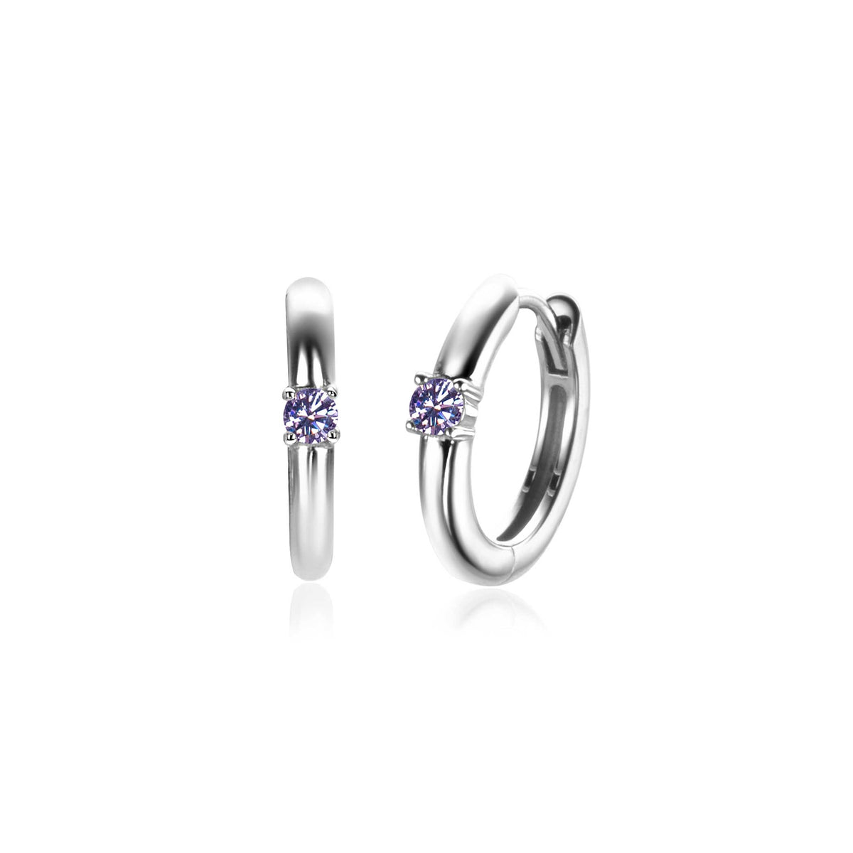 Boucles d'oreilles en argent avec un zirconium violet au centre.