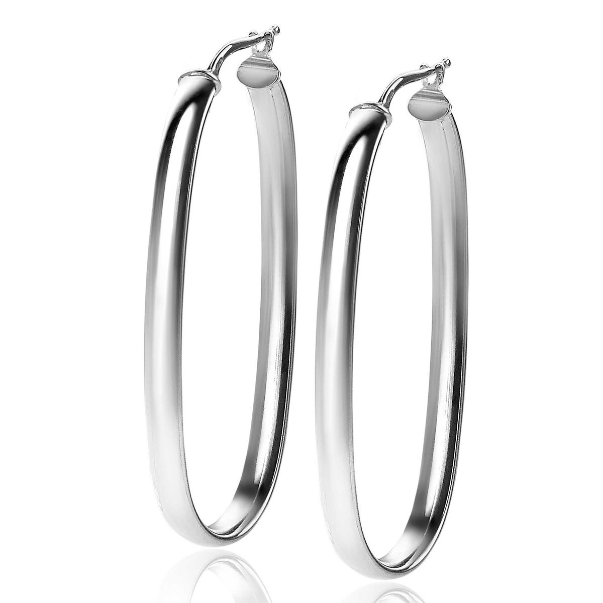 Boucles d'oreilles en argent, de forme ronde et lisse, avec un fermoir à crochet.