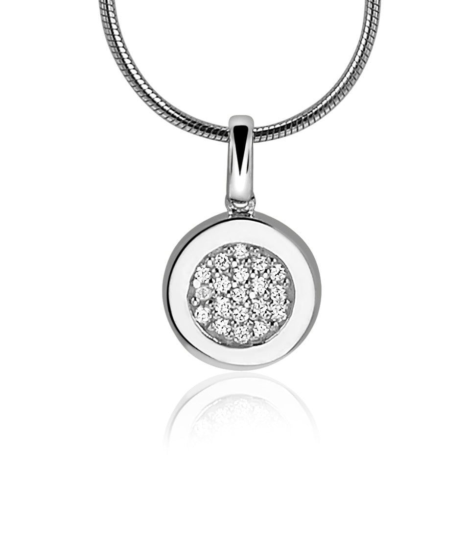 Pendentif en argent avec un cercle central orné de zircons scintillants.