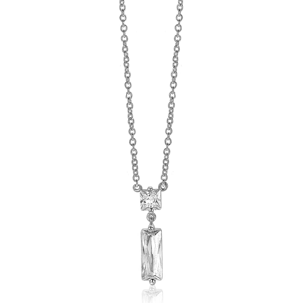 Collier en argent avec un pendentif rectangulaire et une pierre brillante.