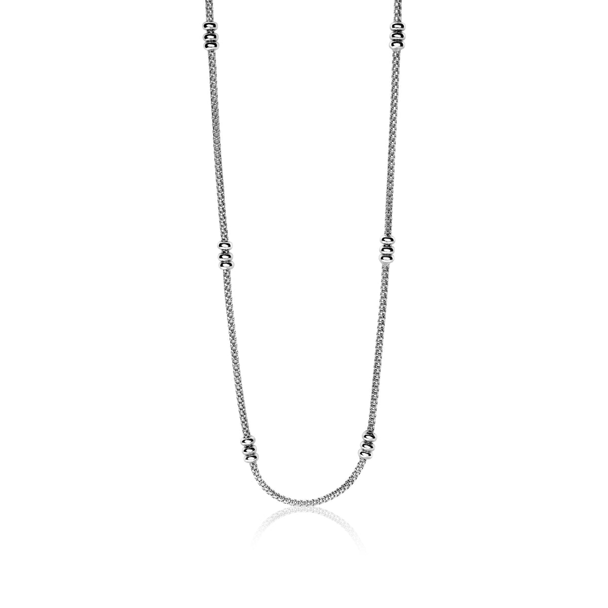 collier en argent avec des éléments décoratifs en métal, chaîne fine et lisse