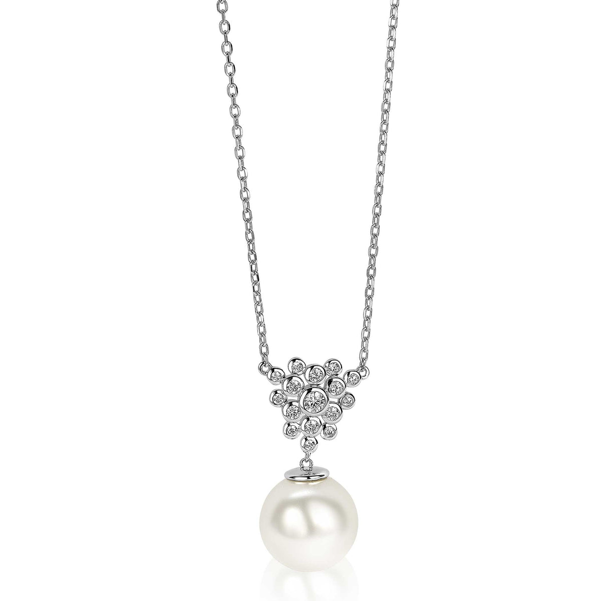 Collier en argent avec un pendentif en perle et des détails en zircon.