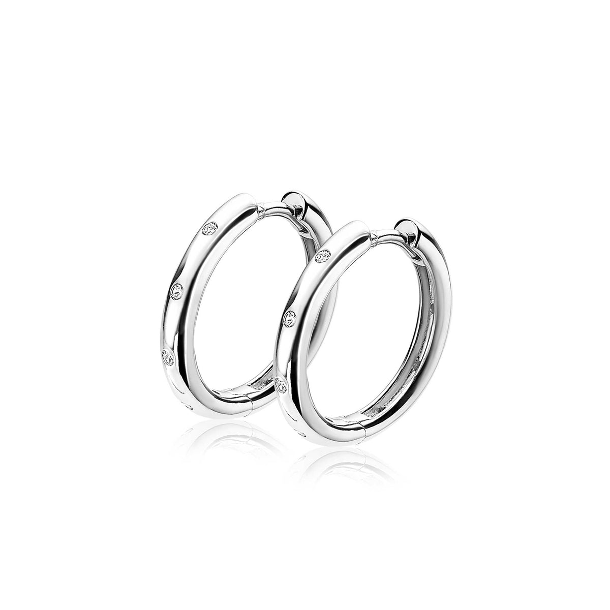Boucles d'oreilles en argent avec des détails en relief et une finition brillante.