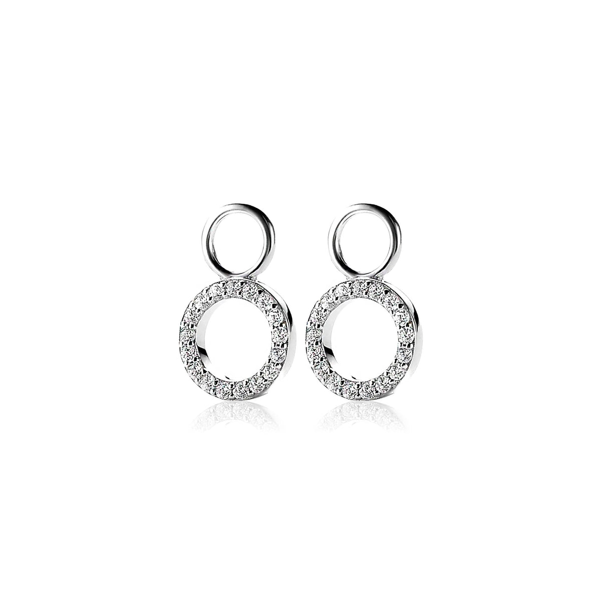 Boucles d'oreilles en argent avec un design circulaire orné de pierres brillantes.