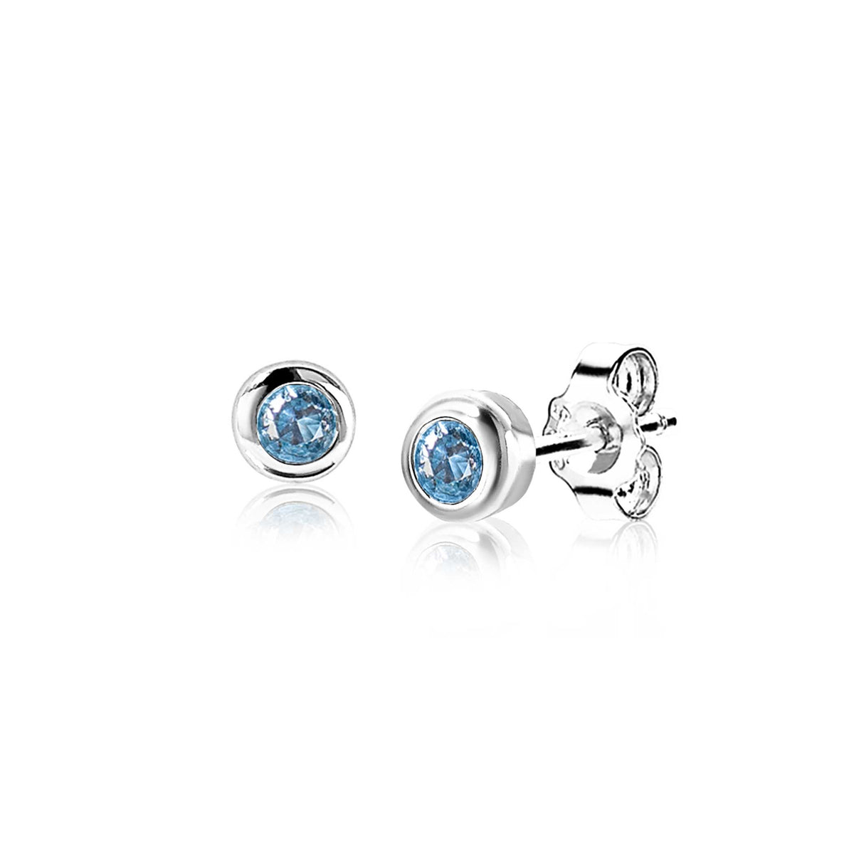 Boucles d'oreilles en argent avec un cristal bleu en forme de dôme.