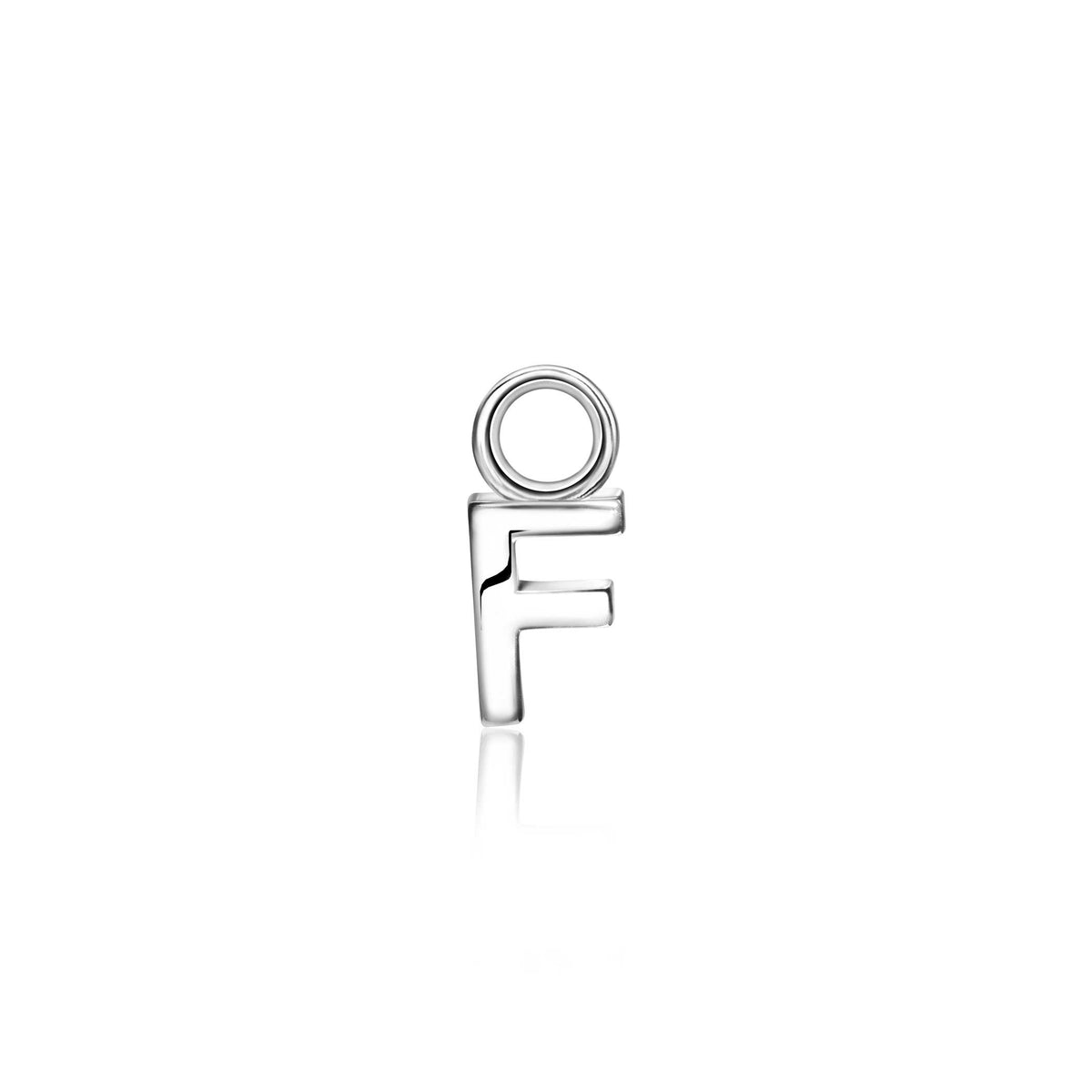 Boucles d'oreilles en argent en forme de lettres, avec un design moderne et épuré.