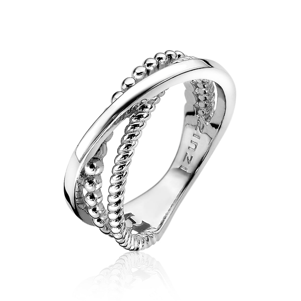 Bague en argent avec des détails en perles et un design tressé.