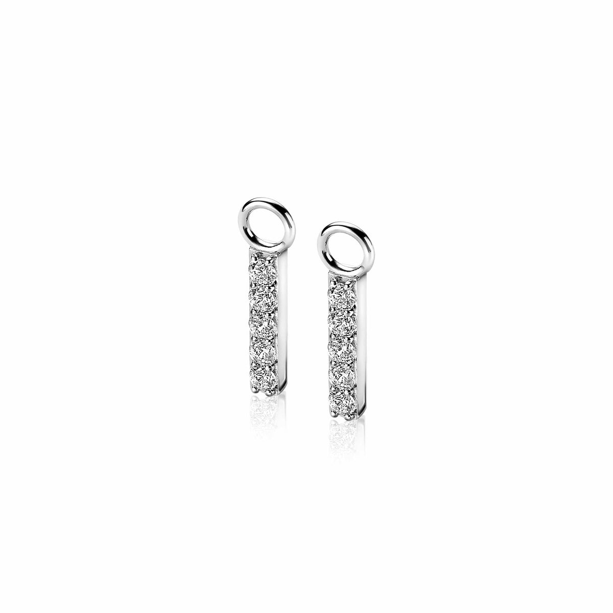 Boucles d'oreilles en argent avec des pierres brillantes, de forme rectangulaire et allongée.