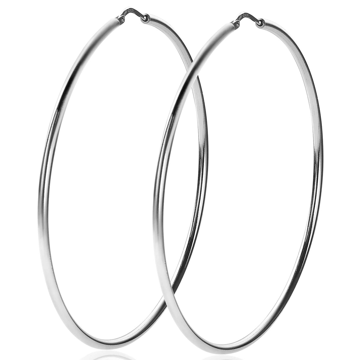 Boucles d'oreilles en argent, grandes créoles brillantes et lisses.