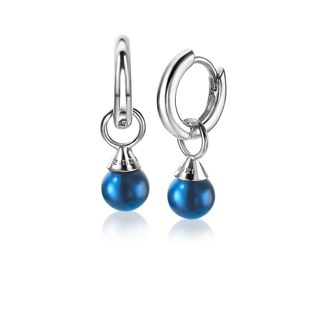 Boucles d'oreilles en argent avec perles bleues et détails en métal.