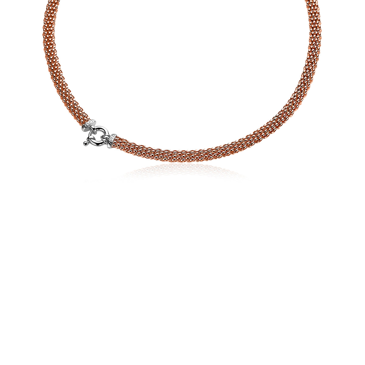 Collier doré avec un fermoir en argent et un design en mailles.