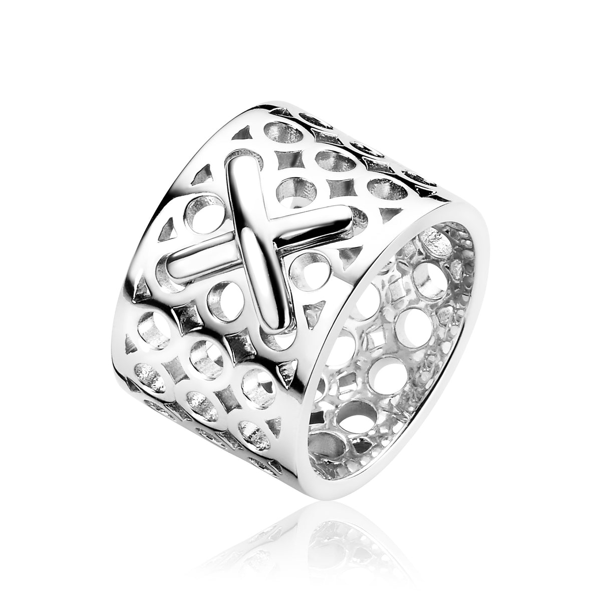 Bague en argent avec motif ajouré et croix stylisée.