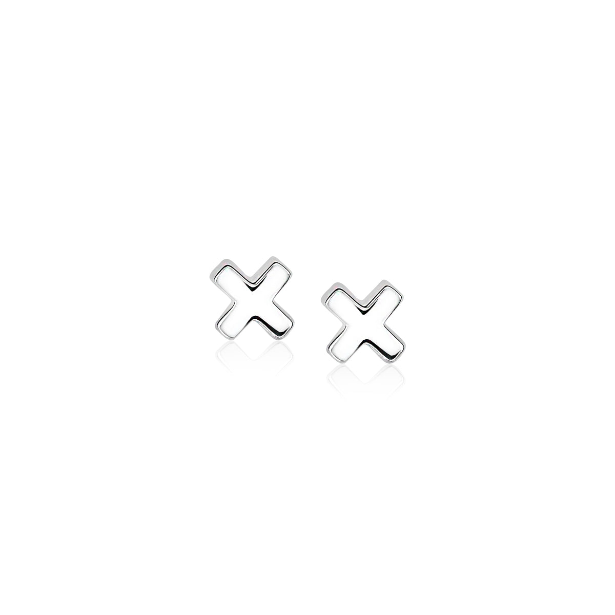 Boucles d'oreilles en argent en forme de croix, finition brillante.