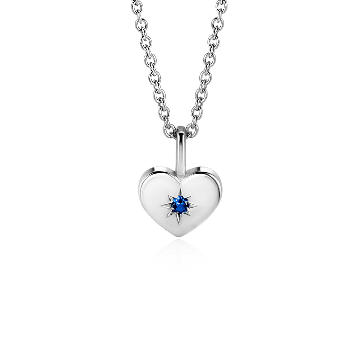 Pendentif en forme de cœur en argent avec un détail en étoile bleue.