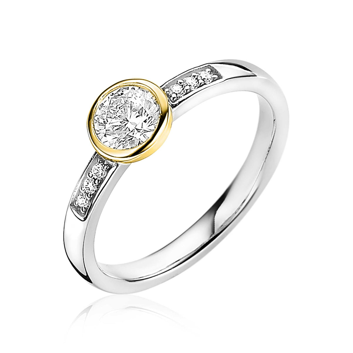 Bague en argent avec un serti doré et un zircon central, ornée de petits zircons sur les côtés.