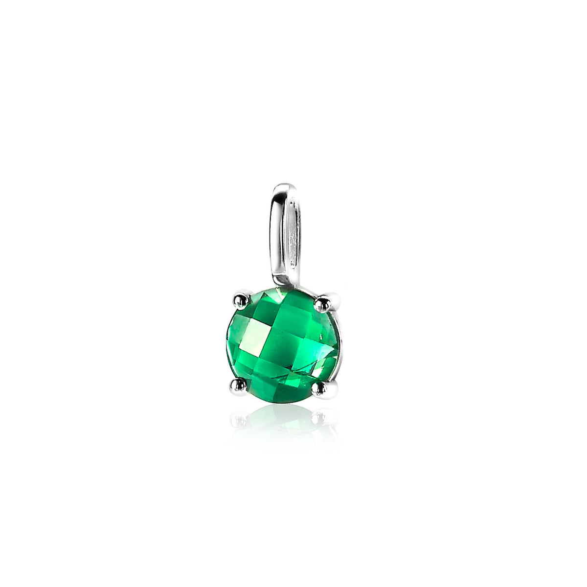 Pendentif en argent avec une pierre verte facettée.