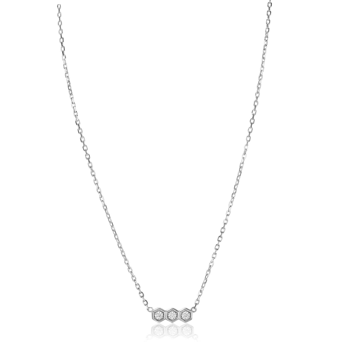 Collier en argent avec trois pendentifs ronds en forme de cercle.