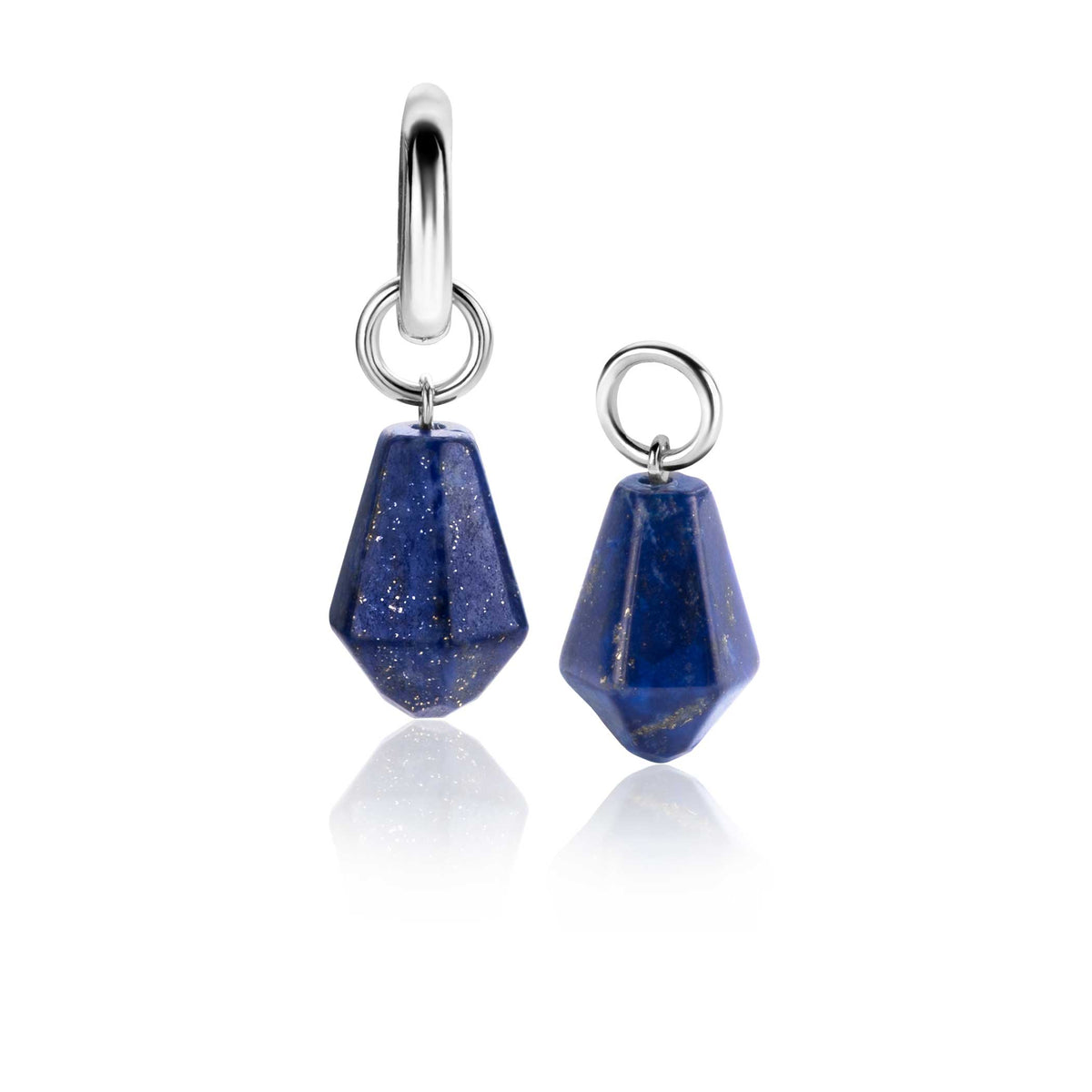 Boucles d'oreilles en argent avec des pendentifs en lapis-lazuli de forme géométrique.
