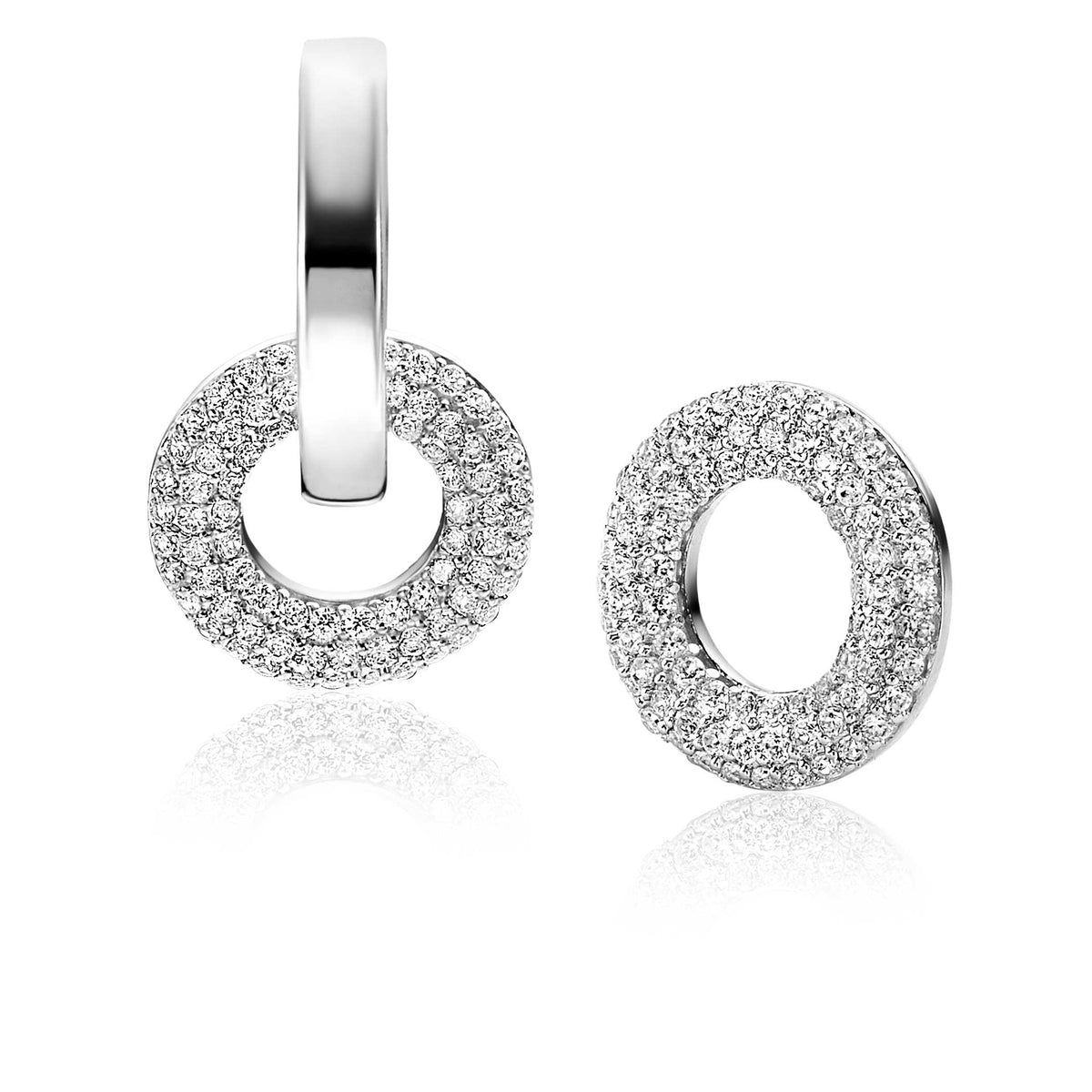 Boucles d'oreilles argentées en forme de cercle, ornées de pierres brillantes.