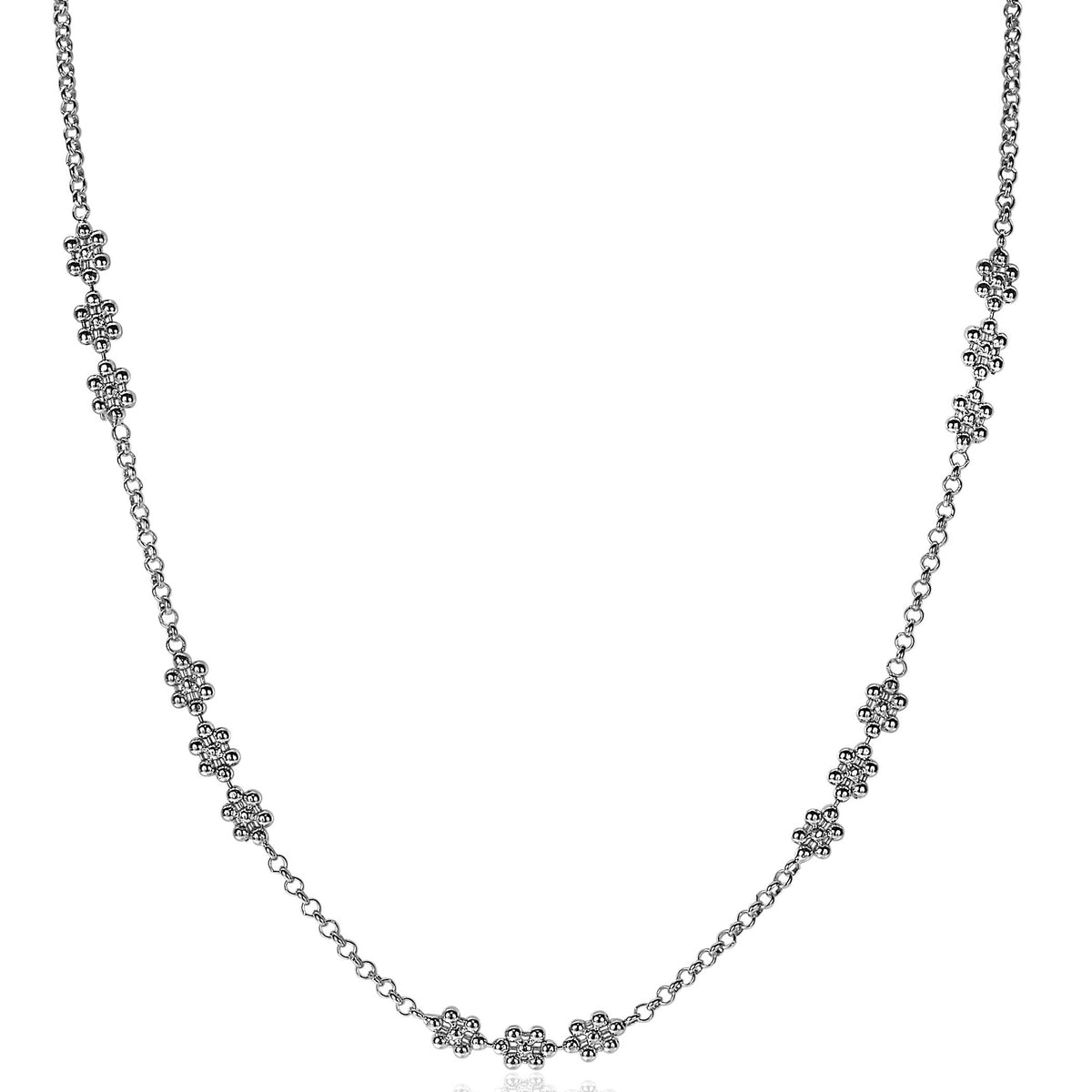 Collier en argent avec des motifs floraux en relief, chaîne délicate.