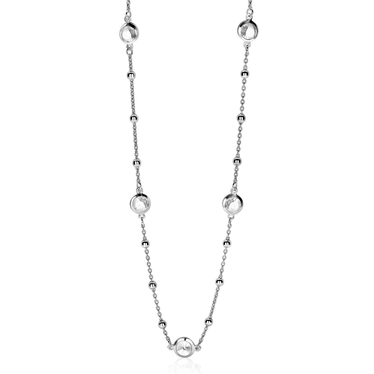 Collier en argent avec des perles rondes et des maillons délicats.