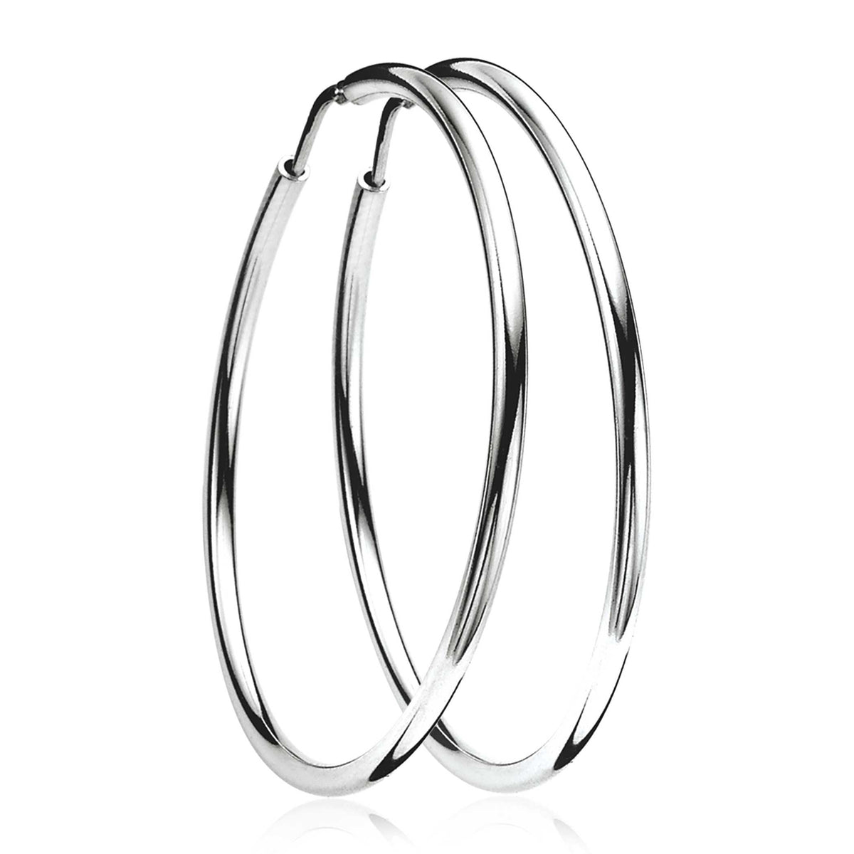 Boucles d'oreilles en argent, créoles brillantes et fines, de forme ronde.
