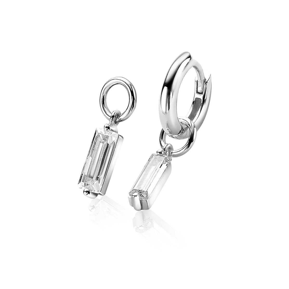 Boucles d'oreilles en argent avec pendentifs en forme de barres transparentes.