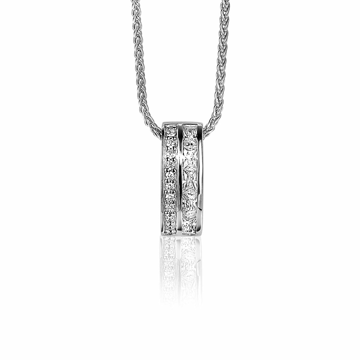 Pendentif en argent avec plusieurs pierres brillantes, suspendu à une chaîne délicate.