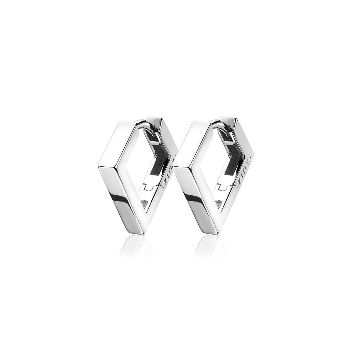 Boucles d'oreilles en argent avec une forme géométrique carrée et finition polie.