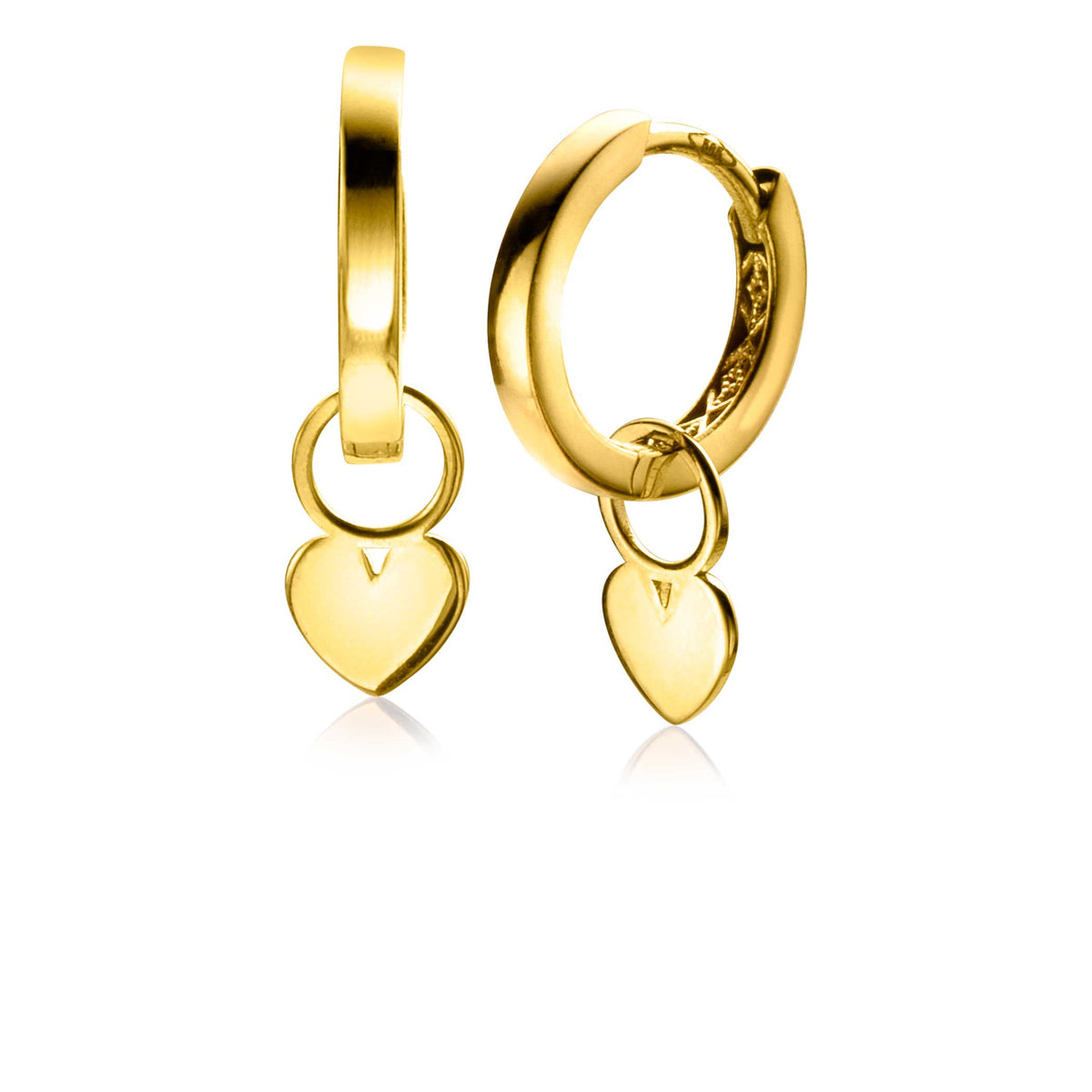 Boucles d'oreilles en or avec un pendentif en forme de cœur.