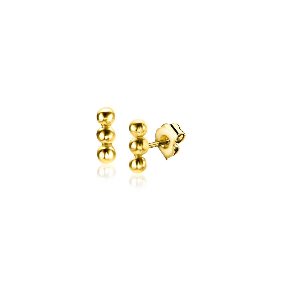 Elegante Zinzi Gold Zgo414 oorbellen hebben een verticale rij van drie bolvormige kralen. Eén oorbel is van voren te zien, de andere van opzij met zijn achterkant. Deze tijdloze 14 krt gouden oorbellen worden gepresenteerd tegen een effen witte achtergrond.