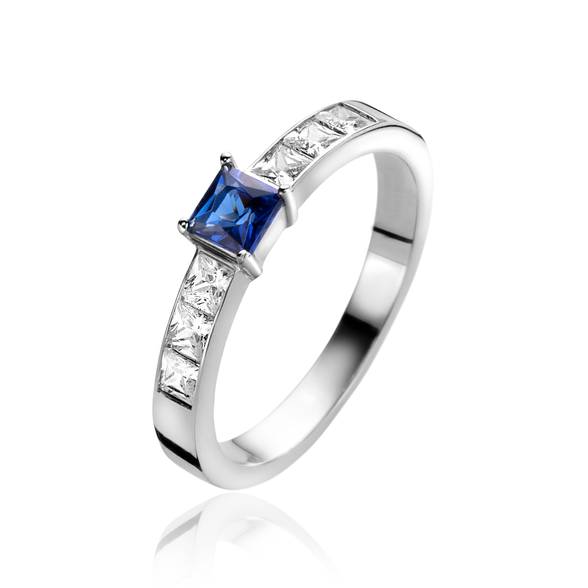 Bague en argent avec un saphir bleu central et des zircons cubiques sur les côtés.