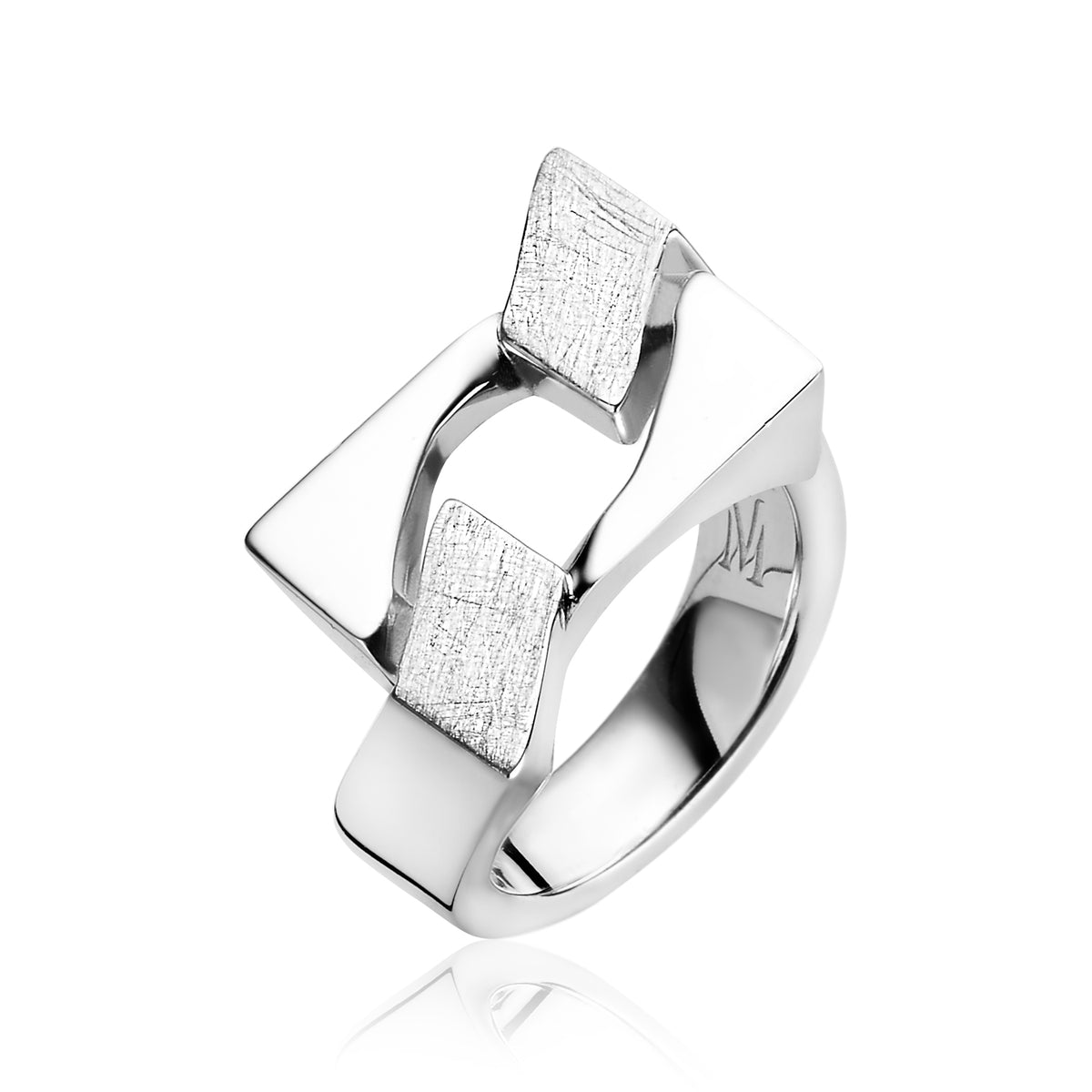 Bague en argent avec des éléments géométriques et une finition texturée.