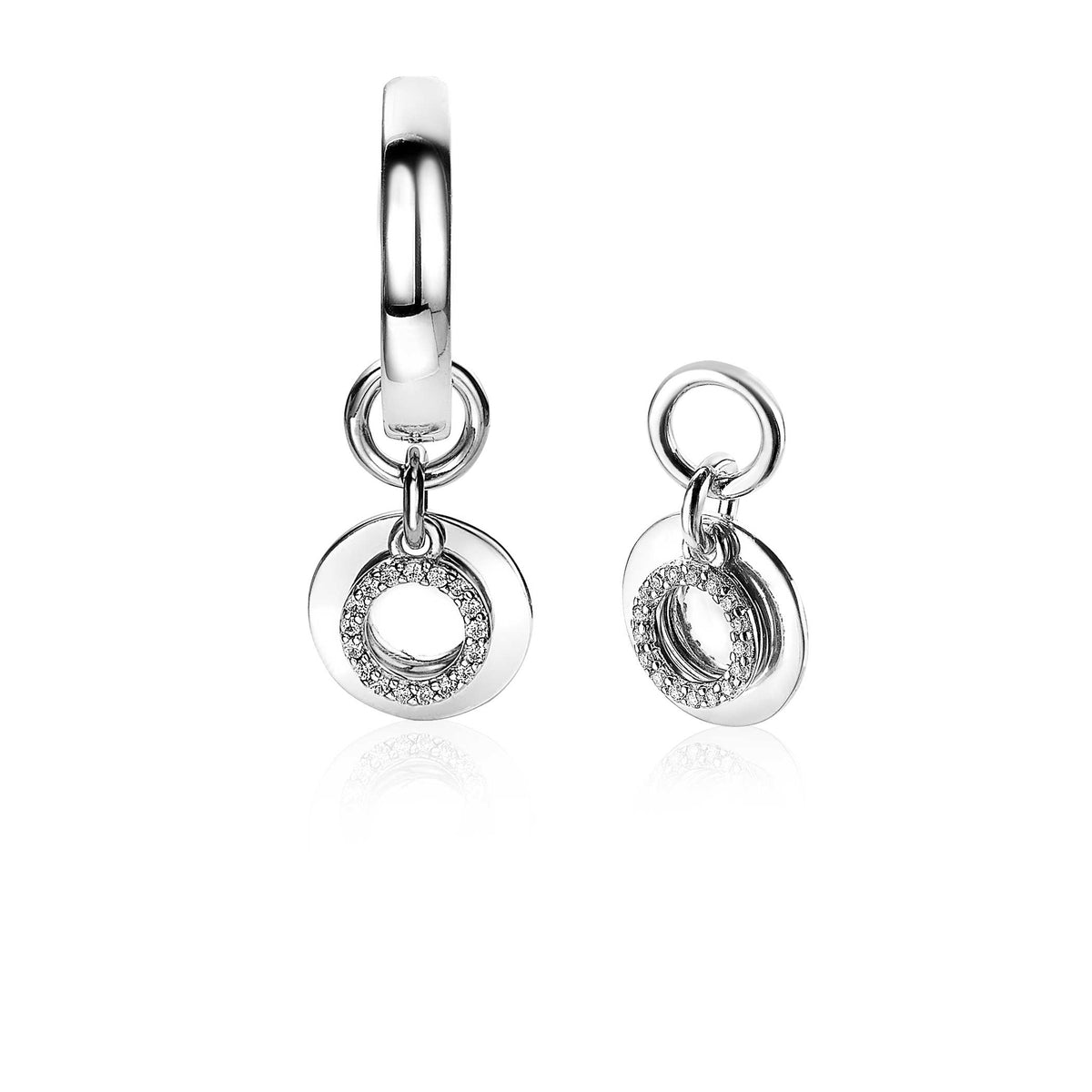 Boucles d'oreilles en argent avec un design circulaire et des détails brillants.