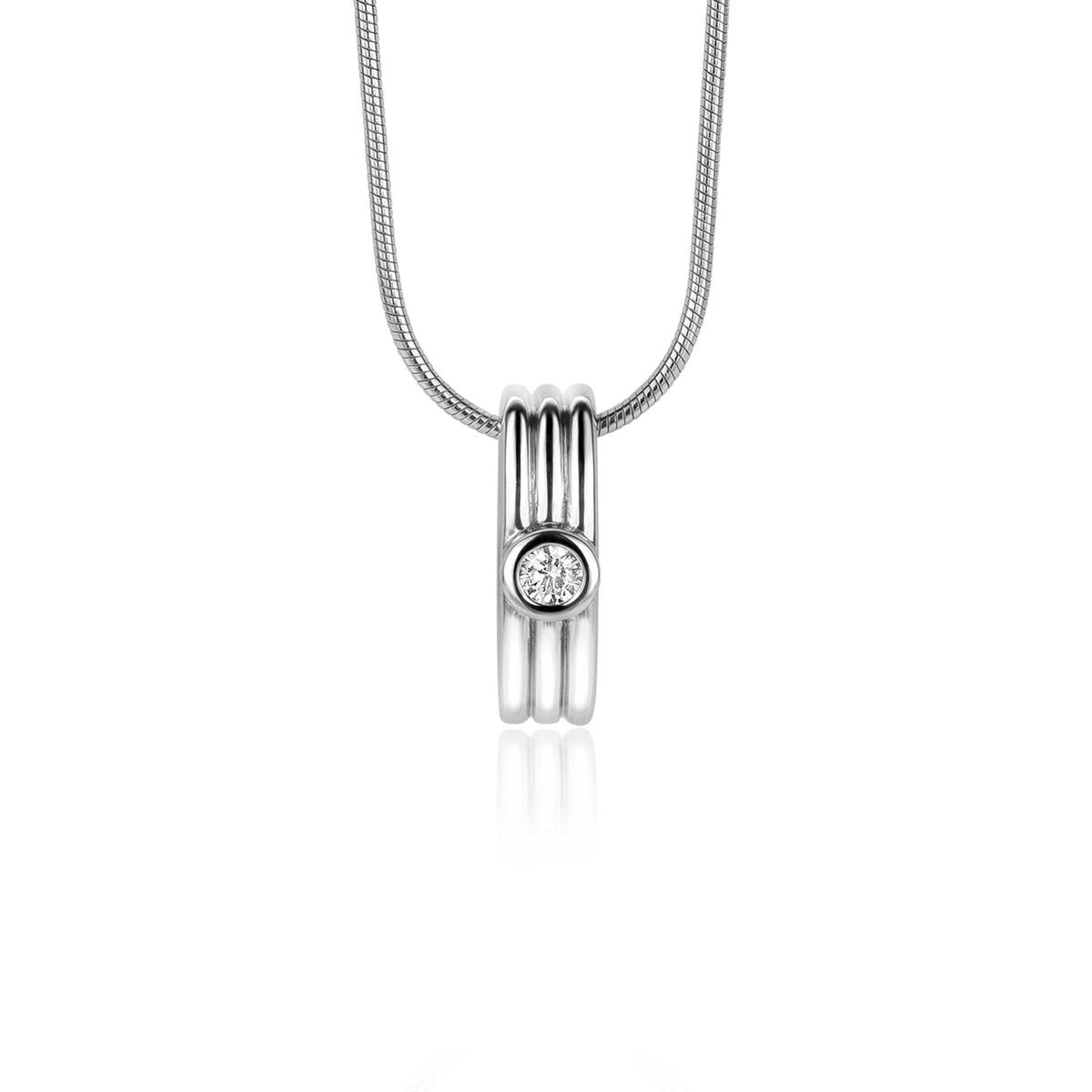 Pendentif en argent avec un design strié et un zircon brillant au centre.