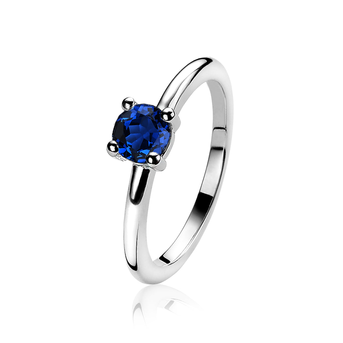 Bague en argent avec un saphir bleu serti de quatre griffes.