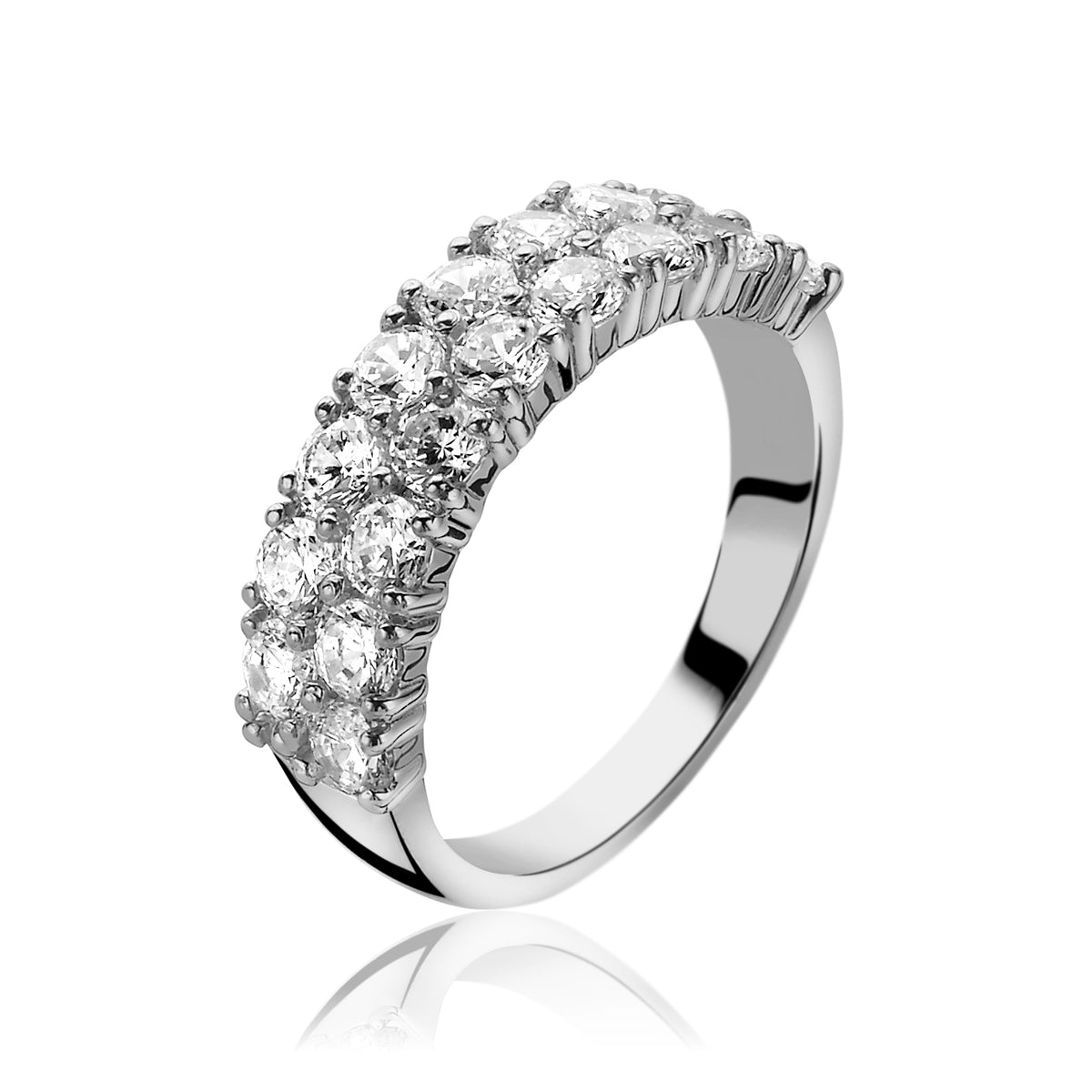 Bague en argent ornée de zircons brillants, avec un design moderne et élégant.